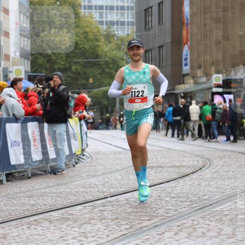 05.10.2025 - 20. swb-Marathon Bremen Strokosch-Dieckow http://msf.ph/oto/9224700 05.10.2025 12:14:40 Ziel 1122 meine-sportfotos.de