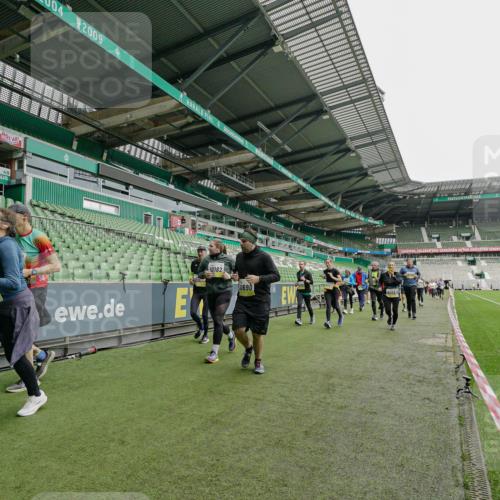 05.10.2025 - 20. swb-Marathon Bremen Michael Burmester http://msf.ph/oto/9224702 05.10.2025 10:36:11 Laufen im Stadion 7123, 7177, 7178, 7908, 8585, 9005, 9173, 9174, 9215, 9231, 9278, 9327, 9330, 9346, 9349, 9370, 9371, 9378, 9389, 9433, 9443, 9450, 9451, 9454, 9462, 9516, 9518, 9542, 9568, 9608, 9609, 9611, 9613, 9634, 9635, 9686, 9737, 9747, 9880, 9904, 9914, 9937, 9954, 9962, 9977, 10006, 10039, 10059, 10063, 10079, 10084, 10127, 10138, 10139, 10143, 10182, 10219, 10228, 10250, 10293, 10311, 10324, 10336, 10353, 10357, 10359, 10367, 10391, 10560, 7163 meine-sportfotos.de