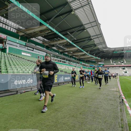 05.10.2025 - 20. swb-Marathon Bremen Michael Burmester http://msf.ph/oto/9224705 05.10.2025 10:36:12 Laufen im Stadion 7123, 7177, 7178, 7908, 8585, 9005, 9173, 9174, 9215, 9231, 9278, 9327, 9330, 9346, 9349, 9370, 9371, 9378, 9389, 9433, 9443, 9450, 9451, 9454, 9462, 9516, 9518, 9542, 9568, 9608, 9609, 9611, 9613, 9634, 9635, 9686, 9737, 9747, 9880, 9904, 9914, 9937, 9954, 9962, 9977, 10006, 10039, 10059, 10063, 10079, 10084, 10127, 10138, 10139, 10143, 10182, 10219, 10228, 10250, 10293, 10311, 10324, 10336, 10353, 10357, 10359, 10367, 10391, 10406, 10560, 10901, 7163 meine-sportfotos.de