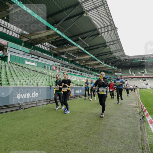 05.10.2025 - 20. swb-Marathon Bremen Michael Burmester http://msf.ph/oto/9224707 05.10.2025 10:36:13 Laufen im Stadion 7123, 7177, 7178, 7908, 8585, 9005, 9173, 9174, 9215, 9231, 9278, 9327, 9330, 9346, 9349, 9370, 9371, 9378, 9389, 9433, 9443, 9450, 9451, 9454, 9462, 9516, 9518, 9542, 9568, 9608, 9609, 9611, 9613, 9634, 9635, 9686, 9737, 9747, 9880, 9904, 9914, 9937, 9954, 9962, 9977, 9991, 10006, 10039, 10059, 10063, 10079, 10084, 10127, 10138, 10139, 10143, 10182, 10219, 10228, 10250, 10293, 10311, 10324, 10336, 10353, 10357, 10359, 10367, 10391, 10406, 10560, 10901, 7163 meine-sportfotos.de