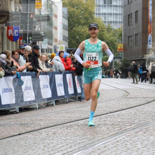 05.10.2025 - 20. swb-Marathon Bremen Strokosch-Dieckow http://msf.ph/oto/9224708 05.10.2025 12:14:41 Ziel 1122 meine-sportfotos.de