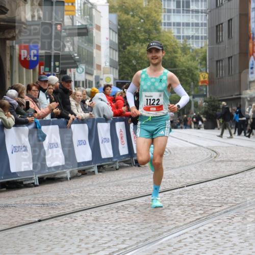 05.10.2025 - 20. swb-Marathon Bremen Strokosch-Dieckow http://msf.ph/oto/9224713 05.10.2025 12:14:41 Ziel 1122 meine-sportfotos.de