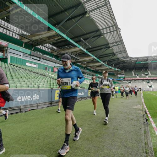 05.10.2025 - 20. swb-Marathon Bremen Michael Burmester http://msf.ph/oto/9224720 05.10.2025 10:36:18 Laufen im Stadion 7123, 7177, 7178, 7908, 8585, 9005, 9173, 9174, 9215, 9231, 9278, 9327, 9330, 9346, 9349, 9370, 9371, 9378, 9389, 9433, 9443, 9450, 9451, 9454, 9462, 9516, 9518, 9542, 9568, 9593, 9608, 9609, 9611, 9613, 9634, 9635, 9686, 9737, 9747, 9827, 9880, 9904, 9937, 9954, 9977, 9991, 10006, 10059, 10063, 10079, 10127, 10138, 10139, 10143, 10182, 10219, 10228, 10250, 10293, 10311, 10324, 10336, 10357, 10359, 10367, 10391, 10406, 10558, 10560, 10901 meine-sportfotos.de