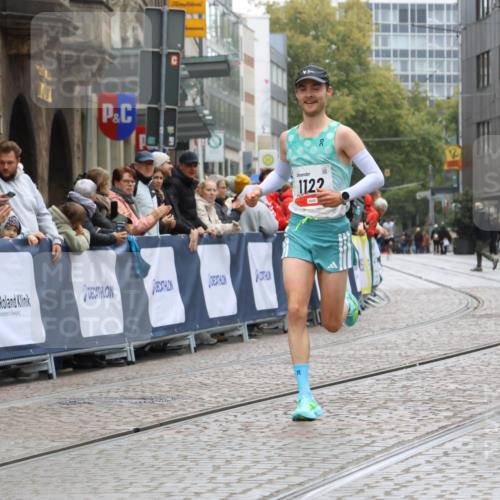 05.10.2025 - 20. swb-Marathon Bremen Strokosch-Dieckow http://msf.ph/oto/9224732 05.10.2025 12:14:41 Ziel 1122 meine-sportfotos.de