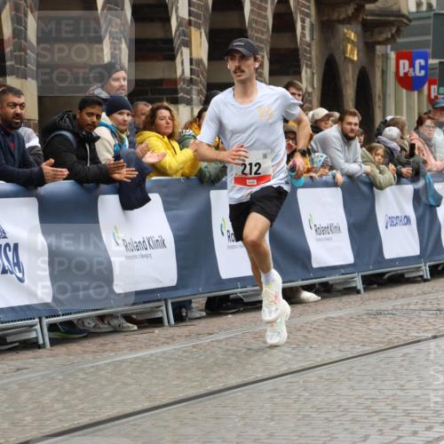 05.10.2025 - 20. swb-Marathon Bremen Strokosch-Dieckow http://msf.ph/oto/9224740 05.10.2025 12:15:08 Ziel 212 meine-sportfotos.de