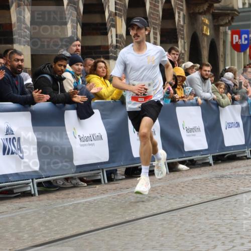 05.10.2025 - 20. swb-Marathon Bremen Strokosch-Dieckow http://msf.ph/oto/9224741 05.10.2025 12:15:08 Ziel 212 meine-sportfotos.de