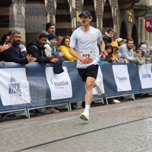 05.10.2025 - 20. swb-Marathon Bremen Strokosch-Dieckow http://msf.ph/oto/9224742 05.10.2025 12:15:08 Ziel 212 meine-sportfotos.de
