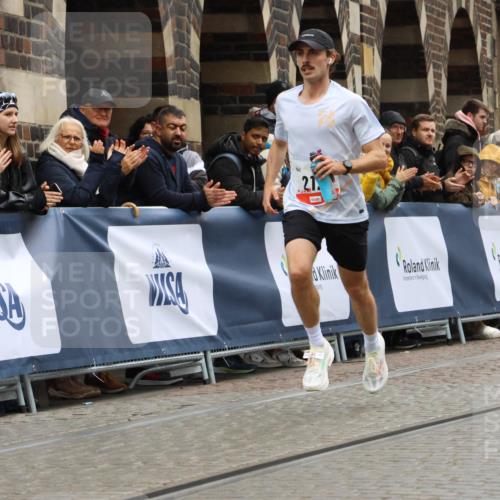 05.10.2025 - 20. swb-Marathon Bremen Strokosch-Dieckow http://msf.ph/oto/9224746 05.10.2025 12:15:08 Ziel 212 meine-sportfotos.de