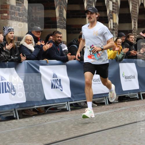 05.10.2025 - 20. swb-Marathon Bremen Strokosch-Dieckow http://msf.ph/oto/9224747 05.10.2025 12:15:09 Ziel 212 meine-sportfotos.de