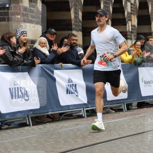 05.10.2025 - 20. swb-Marathon Bremen Strokosch-Dieckow http://msf.ph/oto/9224748 05.10.2025 12:15:09 Ziel 212 meine-sportfotos.de