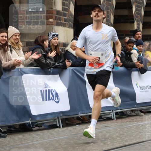 05.10.2025 - 20. swb-Marathon Bremen Strokosch-Dieckow http://msf.ph/oto/9224753 05.10.2025 12:15:09 Ziel 212 meine-sportfotos.de