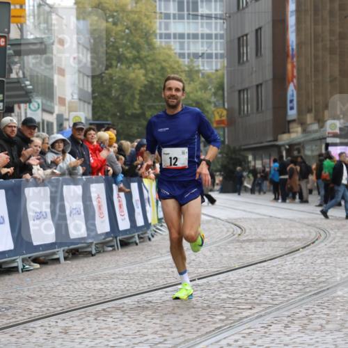 05.10.2025 - 20. swb-Marathon Bremen Strokosch-Dieckow http://msf.ph/oto/9224754 05.10.2025 12:15:36 Ziel 12 meine-sportfotos.de