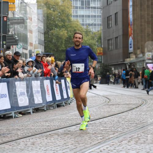 05.10.2025 - 20. swb-Marathon Bremen Strokosch-Dieckow http://msf.ph/oto/9224755 05.10.2025 12:15:36 Ziel 12 meine-sportfotos.de