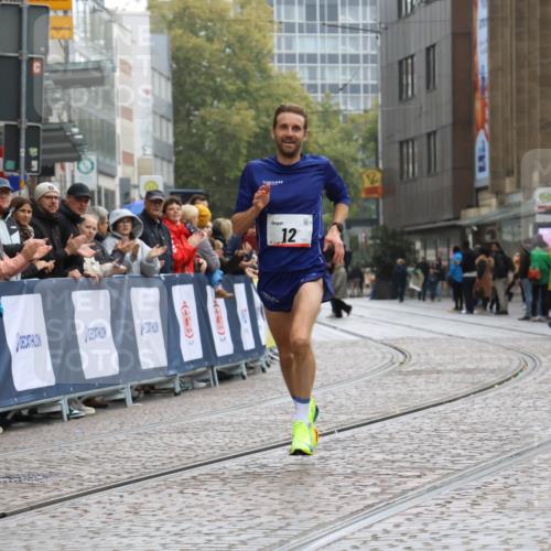 05.10.2025 - 20. swb-Marathon Bremen Strokosch-Dieckow http://msf.ph/oto/9224756 05.10.2025 12:15:36 Ziel 12 meine-sportfotos.de