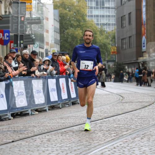 05.10.2025 - 20. swb-Marathon Bremen Strokosch-Dieckow http://msf.ph/oto/9224758 05.10.2025 12:15:36 Ziel 12 meine-sportfotos.de