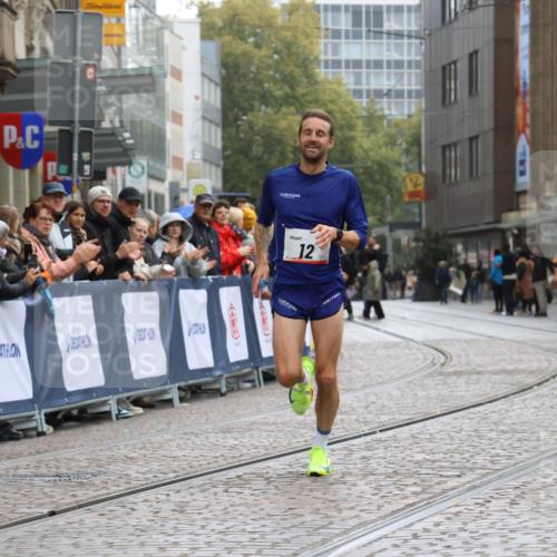 05.10.2025 - 20. swb-Marathon Bremen Strokosch-Dieckow http://msf.ph/oto/9224759 05.10.2025 12:15:36 Ziel 12 meine-sportfotos.de