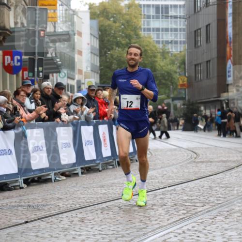 05.10.2025 - 20. swb-Marathon Bremen Strokosch-Dieckow http://msf.ph/oto/9224760 05.10.2025 12:15:37 Ziel 12 meine-sportfotos.de