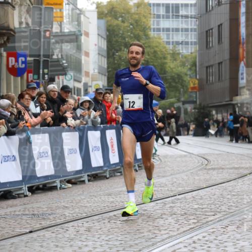 05.10.2025 - 20. swb-Marathon Bremen Strokosch-Dieckow http://msf.ph/oto/9224761 05.10.2025 12:15:37 Ziel 12 meine-sportfotos.de