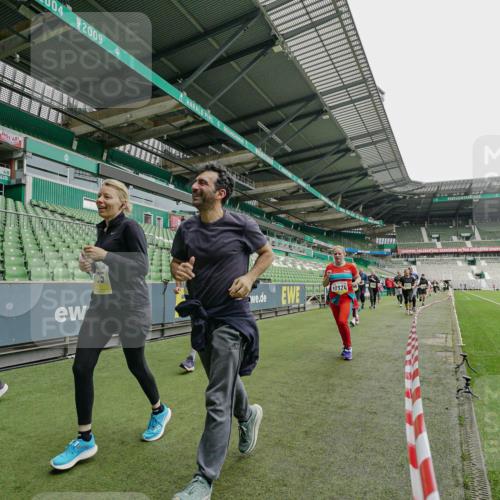 05.10.2025 - 20. swb-Marathon Bremen Michael Burmester http://msf.ph/oto/9224805 05.10.2025 10:36:27 Laufen im Stadion 7123, 7177, 7178, 7777, 7908, 8585, 9005, 9173, 9174, 9215, 9271, 9272, 9278, 9294, 9327, 9346, 9349, 9370, 9371, 9378, 9389, 9443, 9450, 9454, 9462, 9473, 9516, 9518, 9542, 9568, 9593, 9608, 9611, 9613, 9634, 9635, 9655, 9686, 9737, 9747, 9827, 9880, 9977, 9991, 10006, 10030, 10063, 10079, 10093, 10127, 10139, 10143, 10182, 10209, 10217, 10219, 10228, 10293, 10311, 10324, 10336, 10357, 10367, 10391, 10406, 10558, 10560, 10656, 10809, 10901, 9231, 9330 meine-sportfotos.de