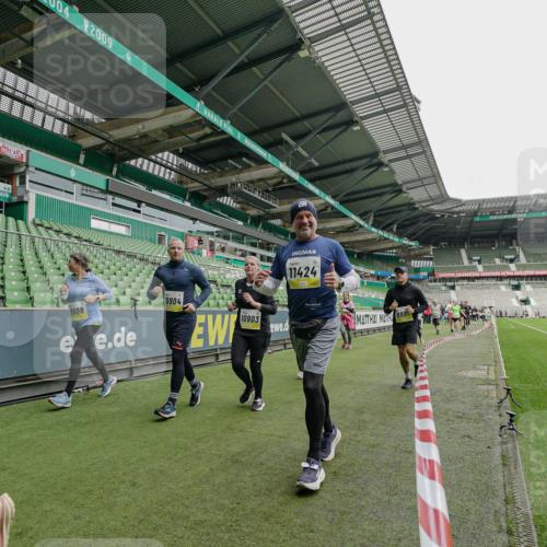 05.10.2025 - 20. swb-Marathon Bremen Michael Burmester http://msf.ph/oto/9224815 05.10.2025 10:36:33 Laufen im Stadion 7123, 7777, 7908, 8585, 9005, 9173, 9174, 9215, 9271, 9272, 9278, 9294, 9327, 9346, 9349, 9370, 9371, 9378, 9389, 9443, 9450, 9454, 9462, 9473, 9568, 9593, 9604, 9608, 9611, 9613, 9635, 9655, 9686, 9692, 9747, 9812, 9827, 9880, 9977, 9991, 10004, 10006, 10026, 10030, 10071, 10079, 10093, 10127, 10143, 10182, 10209, 10217, 10219, 10293, 10311, 10324, 10357, 10367, 10391, 10406, 10492, 10558, 10560, 10588, 10656, 10679, 10809, 10901, 7177, 9231, 9330 meine-sportfotos.de