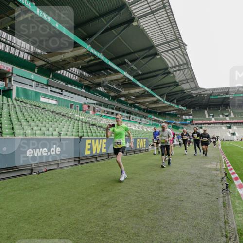 05.10.2025 - 20. swb-Marathon Bremen Michael Burmester http://msf.ph/oto/9224819 05.10.2025 10:36:40 Laufen im Stadion 7123, 7777, 7908, 8585, 9005, 9173, 9174, 9177, 9208, 9215, 9271, 9272, 9278, 9294, 9327, 9346, 9349, 9370, 9371, 9378, 9389, 9443, 9450, 9454, 9473, 9568, 9593, 9604, 9608, 9611, 9613, 9635, 9655, 9673, 9686, 9692, 9747, 9812, 9827, 9880, 9913, 9977, 9991, 10004, 10026, 10030, 10071, 10093, 10182, 10209, 10217, 10219, 10293, 10311, 10324, 10357, 10367, 10391, 10406, 10489, 10492, 10558, 10560, 10588, 10656, 10679, 10762, 10809, 10901, 7177, 9231, 9330 meine-sportfotos.de