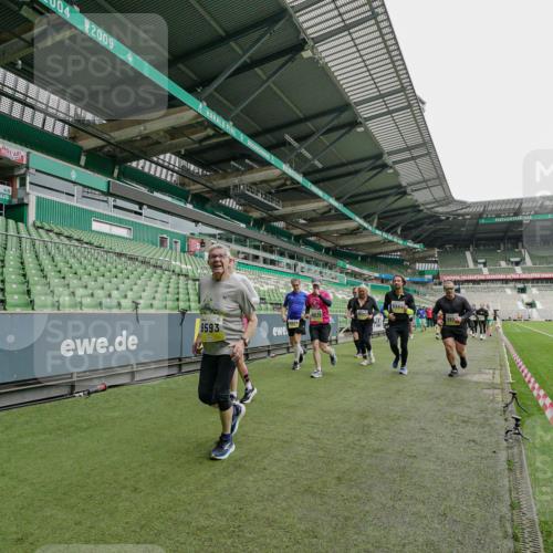 05.10.2025 - 20. swb-Marathon Bremen Michael Burmester http://msf.ph/oto/9224823 05.10.2025 10:36:42 Laufen im Stadion 7123, 7777, 7908, 8585, 9005, 9174, 9177, 9208, 9215, 9271, 9272, 9294, 9327, 9346, 9349, 9370, 9371, 9378, 9389, 9443, 9450, 9454, 9473, 9568, 9593, 9604, 9608, 9611, 9613, 9635, 9655, 9673, 9686, 9692, 9747, 9812, 9827, 9839, 9913, 9991, 10004, 10026, 10030, 10071, 10093, 10182, 10209, 10217, 10219, 10293, 10311, 10324, 10357, 10391, 10406, 10489, 10492, 10558, 10560, 10588, 10656, 10679, 10762, 10809, 10821, 10901, 7177, 9231, 9330 meine-sportfotos.de