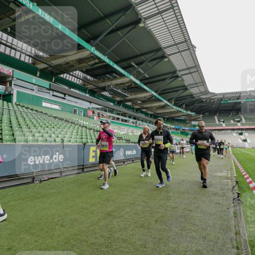 05.10.2025 - 20. swb-Marathon Bremen Michael Burmester http://msf.ph/oto/9224826 05.10.2025 10:36:43 Laufen im Stadion 7123, 7777, 7908, 8585, 9005, 9174, 9177, 9208, 9215, 9271, 9272, 9294, 9305, 9327, 9346, 9349, 9370, 9371, 9378, 9389, 9443, 9454, 9473, 9568, 9593, 9604, 9608, 9611, 9613, 9635, 9655, 9673, 9686, 9692, 9747, 9812, 9827, 9839, 9913, 9991, 10004, 10026, 10030, 10071, 10093, 10182, 10209, 10217, 10219, 10311, 10324, 10357, 10391, 10406, 10489, 10492, 10558, 10560, 10588, 10656, 10679, 10762, 10809, 10821, 10901, 7177, 9231, 9330 meine-sportfotos.de