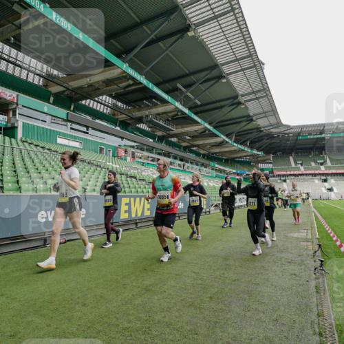 05.10.2025 - 20. swb-Marathon Bremen Michael Burmester http://msf.ph/oto/9224838 05.10.2025 10:36:48 Laufen im Stadion 7123, 7777, 7908, 8585, 9005, 9177, 9208, 9215, 9246, 9271, 9272, 9294, 9305, 9346, 9349, 9363, 9370, 9371, 9443, 9454, 9473, 9568, 9593, 9604, 9608, 9611, 9613, 9635, 9655, 9673, 9686, 9692, 9747, 9802, 9812, 9827, 9839, 9913, 9991, 10004, 10026, 10030, 10071, 10093, 10209, 10217, 10219, 10290, 10291, 10311, 10324, 10357, 10391, 10406, 10489, 10492, 10558, 10560, 10562, 10571, 10588, 10615, 10656, 10679, 10762, 10771, 10809, 10821, 10901, 7177 meine-sportfotos.de