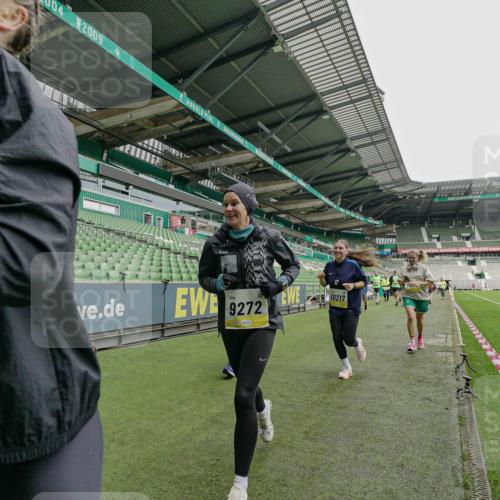 05.10.2025 - 20. swb-Marathon Bremen Michael Burmester http://msf.ph/oto/9224843 05.10.2025 10:36:50 Laufen im Stadion 7123, 7777, 7908, 8585, 9005, 9177, 9208, 9215, 9246, 9271, 9272, 9294, 9305, 9346, 9349, 9363, 9370, 9371, 9443, 9454, 9473, 9531, 9568, 9593, 9603, 9604, 9608, 9611, 9613, 9635, 9655, 9673, 9692, 9747, 9802, 9812, 9827, 9839, 9913, 9991, 10004, 10026, 10030, 10071, 10093, 10209, 10217, 10219, 10290, 10291, 10311, 10324, 10357, 10391, 10406, 10489, 10492, 10518, 10558, 10560, 10562, 10571, 10588, 10615, 10656, 10679, 10762, 10771, 10809, 10821, 10901, 7177 meine-sportfotos.de
