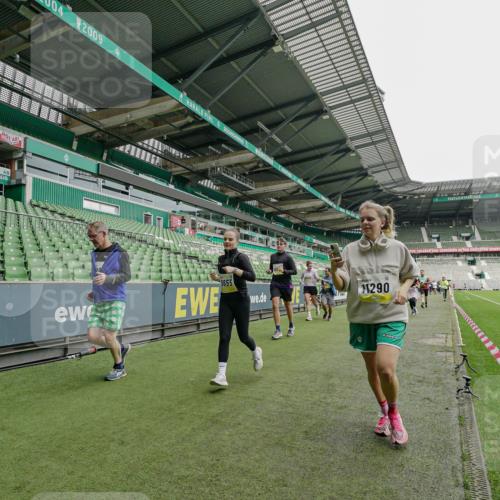 05.10.2025 - 20. swb-Marathon Bremen Michael Burmester http://msf.ph/oto/9224849 05.10.2025 10:36:52 Laufen im Stadion 7123, 7777, 7908, 8585, 9177, 9208, 9215, 9246, 9271, 9272, 9294, 9305, 9346, 9349, 9363, 9371, 9381, 9443, 9473, 9531, 9568, 9593, 9603, 9604, 9608, 9611, 9613, 9635, 9655, 9673, 9692, 9747, 9802, 9812, 9827, 9839, 9913, 9991, 10004, 10026, 10030, 10067, 10071, 10093, 10209, 10217, 10219, 10290, 10291, 10324, 10345, 10357, 10406, 10489, 10492, 10518, 10558, 10560, 10562, 10571, 10588, 10615, 10656, 10679, 10762, 10771, 10809, 10821, 10901 meine-sportfotos.de