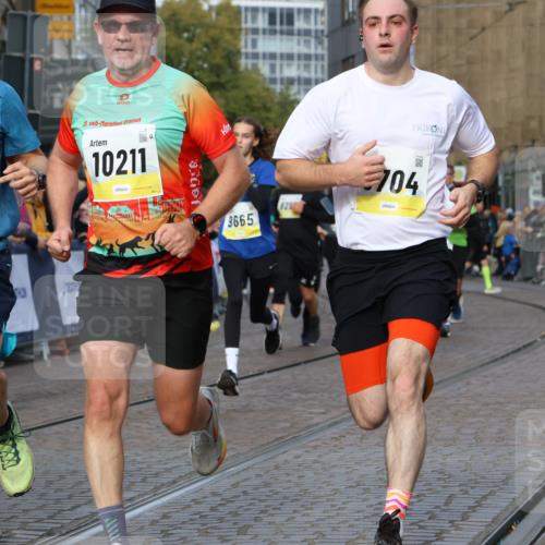 05.10.2025 - 20. swb-Marathon Bremen Strokosch-Dieckow http://msf.ph/oto/9224856 05.10.2025 10:48:26 Ziel 8787, 9223, 9298, 9385, 9437, 9478, 9665, 9704, 9810, 9958, 10109, 10131, 10177, 10211, 10685, 11005, 11357, 11505 meine-sportfotos.de