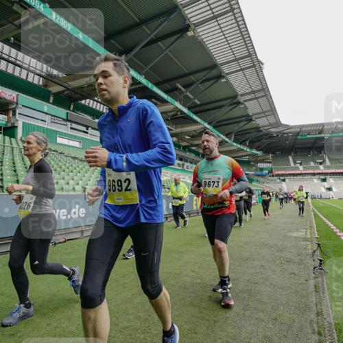 05.10.2025 - 20. swb-Marathon Bremen Michael Burmester http://msf.ph/oto/9224864 05.10.2025 10:36:59 Laufen im Stadion 7123, 7777, 9177, 9208, 9215, 9246, 9271, 9272, 9294, 9305, 9363, 9381, 9473, 9531, 9568, 9593, 9600, 9603, 9604, 9608, 9613, 9635, 9655, 9673, 9692, 9747, 9802, 9812, 9827, 9839, 9841, 9913, 9979, 9991, 10004, 10026, 10030, 10067, 10071, 10093, 10209, 10217, 10290, 10291, 10324, 10345, 10357, 10370, 10406, 10489, 10492, 10518, 10558, 10560, 10562, 10571, 10588, 10615, 10656, 10679, 10762, 10771, 10809, 10821, 10901, 11184, 11223, 11251, 7908, 8585, 9346 meine-sportfotos.de