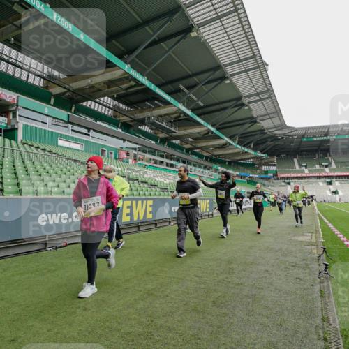 05.10.2025 - 20. swb-Marathon Bremen Michael Burmester http://msf.ph/oto/9224868 05.10.2025 10:37:00 Laufen im Stadion 7123, 7777, 9177, 9208, 9215, 9246, 9271, 9272, 9294, 9305, 9363, 9381, 9473, 9531, 9568, 9593, 9600, 9603, 9604, 9608, 9613, 9635, 9655, 9673, 9692, 9747, 9802, 9812, 9827, 9839, 9841, 9913, 9979, 9991, 10004, 10026, 10030, 10067, 10071, 10093, 10158, 10209, 10217, 10290, 10291, 10324, 10345, 10357, 10370, 10406, 10489, 10492, 10518, 10558, 10560, 10562, 10571, 10588, 10615, 10656, 10679, 10762, 10771, 10809, 10821, 10901, 11184, 11223, 11251, 7908, 8585, 9215, 9346 meine-sportfotos.de