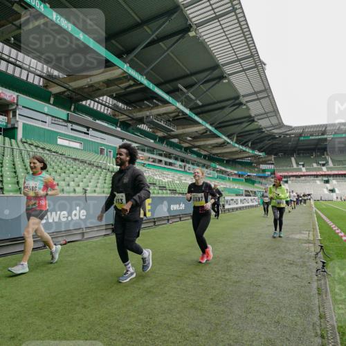 05.10.2025 - 20. swb-Marathon Bremen Michael Burmester http://msf.ph/oto/9224874 05.10.2025 10:37:02 Laufen im Stadion 7123, 7777, 9177, 9208, 9246, 9271, 9272, 9294, 9305, 9363, 9381, 9473, 9531, 9568, 9593, 9600, 9603, 9604, 9608, 9613, 9635, 9655, 9673, 9692, 9802, 9812, 9827, 9839, 9841, 9913, 9979, 9991, 10004, 10026, 10030, 10067, 10071, 10093, 10158, 10209, 10217, 10290, 10291, 10345, 10357, 10370, 10406, 10489, 10492, 10518, 10558, 10560, 10562, 10571, 10588, 10615, 10656, 10679, 10762, 10771, 10809, 10821, 10901, 11184, 11223, 11251, 7908, 8585, 9215, 9346 meine-sportfotos.de