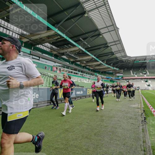 05.10.2025 - 20. swb-Marathon Bremen Michael Burmester http://msf.ph/oto/9224891 05.10.2025 10:37:13 Laufen im Stadion 7776, 7777, 9177, 9208, 9246, 9271, 9272, 9294, 9305, 9363, 9381, 9473, 9531, 9532, 9593, 9600, 9603, 9604, 9655, 9673, 9692, 9802, 9812, 9827, 9839, 9841, 9913, 9979, 9991, 10004, 10026, 10030, 10067, 10071, 10093, 10158, 10209, 10217, 10290, 10291, 10345, 10370, 10477, 10489, 10492, 10508, 10518, 10558, 10562, 10571, 10588, 10615, 10656, 10679, 10762, 10771, 10809, 10821, 10837, 10872, 10995, 11124, 11184, 11223, 11251, 7908, 8585, 9215, 9346 meine-sportfotos.de