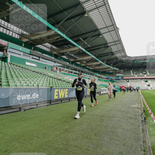 05.10.2025 - 20. swb-Marathon Bremen Michael Burmester http://msf.ph/oto/9224924 05.10.2025 10:37:27 Laufen im Stadion 7776, 7777, 9177, 9208, 9246, 9305, 9360, 9363, 9365, 9381, 9426, 9531, 9532, 9600, 9603, 9604, 9655, 9673, 9692, 9802, 9812, 9839, 9841, 9893, 9913, 9979, 10004, 10026, 10067, 10071, 10158, 10265, 10271, 10274, 10290, 10291, 10301, 10345, 10370, 10471, 10477, 10489, 10492, 10508, 10510, 10518, 10562, 10571, 10588, 10615, 10679, 10762, 10771, 10777, 10821, 10826, 10837, 10872, 10876, 10995, 11001, 11050, 11121, 11124, 11150, 11162, 11183, 11184, 11223, 11251, 11415 meine-sportfotos.de