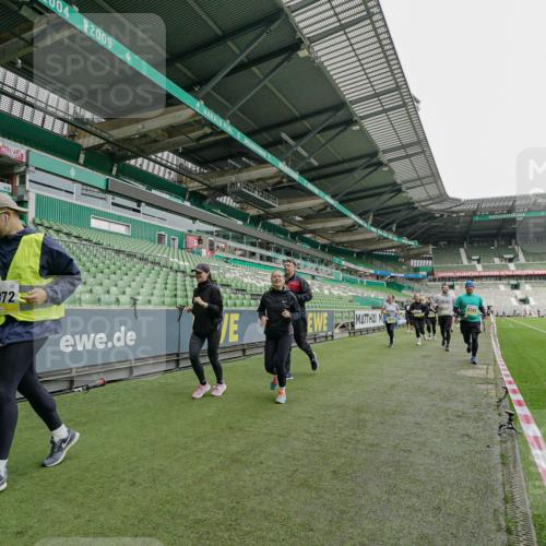 05.10.2025 - 20. swb-Marathon Bremen Michael Burmester http://msf.ph/oto/9224936 05.10.2025 10:37:39 Laufen im Stadion 7621, 7776, 9177, 9208, 9237, 9246, 9305, 9360, 9363, 9365, 9381, 9426, 9448, 9531, 9532, 9536, 9600, 9603, 9642, 9748, 9802, 9839, 9841, 9893, 9979, 10056, 10067, 10098, 10158, 10194, 10265, 10271, 10274, 10290, 10291, 10301, 10345, 10370, 10471, 10477, 10489, 10508, 10510, 10518, 10562, 10571, 10611, 10615, 10771, 10777, 10821, 10826, 10829, 10837, 10872, 10876, 10995, 11001, 11050, 11121, 11124, 11150, 11162, 11183, 11184, 11223, 11251, 11415, 9177, 9208 meine-sportfotos.de