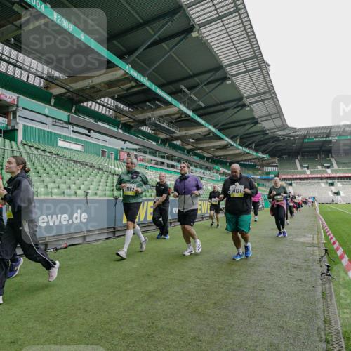 05.10.2025 - 20. swb-Marathon Bremen Michael Burmester http://msf.ph/oto/9224966 05.10.2025 10:37:51 Laufen im Stadion 7621, 7776, 9189, 9210, 9237, 9360, 9365, 9381, 9426, 9448, 9468, 9486, 9532, 9536, 9600, 9642, 9748, 9813, 9841, 9858, 9893, 9979, 10033, 10056, 10067, 10098, 10130, 10158, 10194, 10265, 10271, 10274, 10278, 10301, 10345, 10370, 10437, 10471, 10477, 10485, 10508, 10510, 10595, 10598, 10611, 10711, 10713, 10777, 10826, 10829, 10837, 10872, 10876, 10995, 11001, 11050, 11121, 11124, 11150, 11162, 11183, 11184, 11223, 11251, 11415, 9177, 9208, 9381, 9531 meine-sportfotos.de