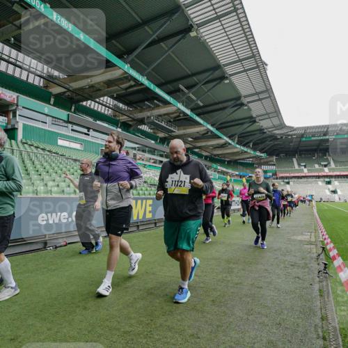 05.10.2025 - 20. swb-Marathon Bremen Michael Burmester http://msf.ph/oto/9224970 05.10.2025 10:37:52 Laufen im Stadion 7621, 7776, 9189, 9210, 9237, 9360, 9365, 9426, 9448, 9468, 9486, 9532, 9536, 9600, 9642, 9748, 9813, 9841, 9858, 9893, 9979, 10033, 10056, 10098, 10130, 10158, 10194, 10265, 10271, 10274, 10278, 10301, 10370, 10437, 10471, 10477, 10485, 10508, 10510, 10595, 10598, 10611, 10711, 10713, 10777, 10826, 10829, 10837, 10872, 10876, 10995, 11001, 11050, 11121, 11124, 11150, 11162, 11183, 11184, 11223, 11251, 11415, 9177, 9208, 9381, 9531 meine-sportfotos.de