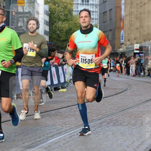 05.10.2025 - 20. swb-Marathon Bremen Strokosch-Dieckow http://msf.ph/oto/9224973 05.10.2025 10:48:32 Ziel 9385, 9406, 9437, 9478, 10177, 10303, 10685, 11005, 11096, 11357, 11505 meine-sportfotos.de