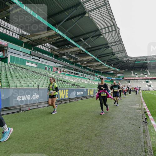 05.10.2025 - 20. swb-Marathon Bremen Michael Burmester http://msf.ph/oto/9224982 05.10.2025 10:37:56 Laufen im Stadion 7621, 7776, 8574, 9189, 9210, 9237, 9360, 9365, 9426, 9448, 9468, 9486, 9532, 9536, 9600, 9642, 9647, 9684, 9748, 9813, 9846, 9858, 9893, 9979, 10033, 10056, 10098, 10130, 10158, 10194, 10265, 10271, 10274, 10278, 10301, 10370, 10437, 10471, 10477, 10485, 10508, 10510, 10595, 10598, 10611, 10678, 10711, 10713, 10777, 10825, 10826, 10829, 10837, 10872, 10876, 10995, 11001, 11050, 11121, 11124, 11150, 11162, 11183, 11223, 11415, 9177, 9208, 9381, 9531 meine-sportfotos.de