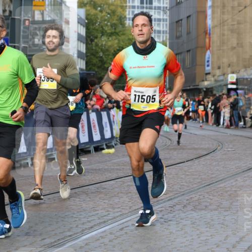 05.10.2025 - 20. swb-Marathon Bremen Strokosch-Dieckow http://msf.ph/oto/9224987 05.10.2025 10:48:33 Ziel 9385, 9406, 9437, 9478, 10177, 10303, 11005, 11096, 11357, 11505 meine-sportfotos.de