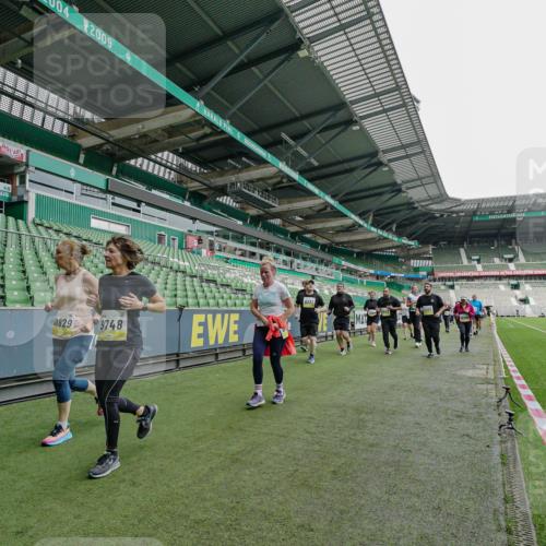 05.10.2025 - 20. swb-Marathon Bremen Michael Burmester http://msf.ph/oto/9224996 05.10.2025 10:38:01 Laufen im Stadion 7621, 7776, 8574, 9189, 9210, 9237, 9360, 9365, 9426, 9432, 9448, 9468, 9486, 9498, 9532, 9536, 9642, 9647, 9684, 9707, 9748, 9813, 9846, 9858, 9893, 10033, 10056, 10098, 10130, 10167, 10194, 10265, 10271, 10274, 10278, 10301, 10437, 10471, 10477, 10485, 10508, 10510, 10530, 10595, 10598, 10611, 10678, 10711, 10713, 10777, 10803, 10804, 10825, 10826, 10829, 10837, 10872, 10876, 10995, 11001, 11050, 11121, 11124, 11150, 11162, 11183, 11415, 9381, 9531 meine-sportfotos.de