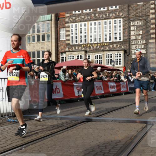 05.10.2025 - 20. swb-Marathon Bremen Yannick Fuchs http://msf.ph/oto/9225000 05.10.2025 10:56:29 Ziel 9258, 9424, 9783, 10028, 10191, 10196, 10424, 10590, 10992, 11364, 11554, 11662, 11723 meine-sportfotos.de