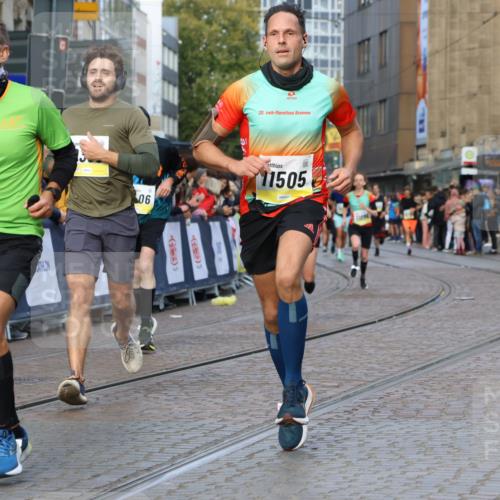 05.10.2025 - 20. swb-Marathon Bremen Strokosch-Dieckow http://msf.ph/oto/9225005 05.10.2025 10:48:33 Ziel 9385, 9406, 9437, 9478, 10177, 10303, 11005, 11096, 11357, 11505 meine-sportfotos.de