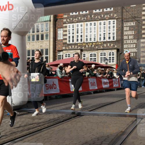 05.10.2025 - 20. swb-Marathon Bremen Yannick Fuchs http://msf.ph/oto/9225008 05.10.2025 10:56:29 Ziel 9258, 9424, 9783, 10028, 10191, 10196, 10424, 10590, 10992, 11364, 11554, 11662, 11723 meine-sportfotos.de