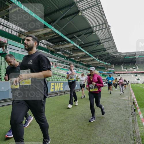 05.10.2025 - 20. swb-Marathon Bremen Michael Burmester http://msf.ph/oto/9225009 05.10.2025 10:38:05 Laufen im Stadion 7621, 7776, 8574, 9189, 9210, 9237, 9360, 9365, 9426, 9432, 9448, 9468, 9486, 9498, 9532, 9536, 9642, 9647, 9684, 9707, 9748, 9750, 9813, 9846, 9858, 9893, 10033, 10056, 10098, 10130, 10167, 10194, 10265, 10271, 10274, 10278, 10301, 10437, 10471, 10477, 10485, 10510, 10530, 10595, 10598, 10611, 10678, 10711, 10713, 10777, 10803, 10804, 10825, 10826, 10829, 10837, 10872, 10876, 10995, 11001, 11050, 11121, 11124, 11150, 11162, 11183, 11415, 9381, 9531 meine-sportfotos.de