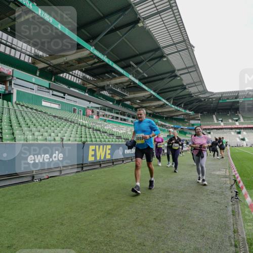05.10.2025 - 20. swb-Marathon Bremen Michael Burmester http://msf.ph/oto/9225016 05.10.2025 10:38:08 Laufen im Stadion 7621, 7776, 8574, 9189, 9210, 9237, 9360, 9365, 9426, 9432, 9448, 9468, 9486, 9498, 9536, 9642, 9647, 9684, 9707, 9748, 9750, 9813, 9846, 9858, 9893, 9915, 9940, 10033, 10056, 10098, 10130, 10167, 10194, 10205, 10265, 10271, 10274, 10278, 10301, 10437, 10471, 10477, 10485, 10510, 10530, 10595, 10598, 10611, 10678, 10711, 10713, 10777, 10803, 10804, 10825, 10826, 10829, 10837, 10872, 10876, 10995, 11001, 11050, 11121, 11150, 11162, 11183, 11415, 9381, 9531 meine-sportfotos.de