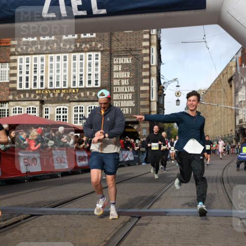 05.10.2025 - 20. swb-Marathon Bremen Yannick Fuchs http://msf.ph/oto/9225018 05.10.2025 10:56:29 Ziel 9258, 9424, 9783, 10028, 10191, 10196, 10424, 10590, 10992, 11364, 11554, 11662, 11723 meine-sportfotos.de