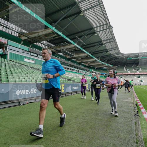 05.10.2025 - 20. swb-Marathon Bremen Michael Burmester http://msf.ph/oto/9225019 05.10.2025 10:38:08 Laufen im Stadion 7621, 7776, 8574, 9189, 9210, 9237, 9360, 9365, 9426, 9432, 9448, 9468, 9486, 9498, 9536, 9642, 9647, 9684, 9707, 9748, 9750, 9813, 9846, 9858, 9893, 9915, 9940, 10033, 10056, 10098, 10130, 10167, 10194, 10205, 10265, 10271, 10274, 10278, 10301, 10437, 10471, 10477, 10485, 10510, 10530, 10595, 10598, 10611, 10678, 10711, 10713, 10777, 10803, 10804, 10825, 10826, 10829, 10837, 10872, 10876, 10995, 11001, 11050, 11121, 11150, 11162, 11183, 11415, 9381, 9531 meine-sportfotos.de